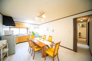 Yokkaichi - House - Vacation STAY 14171 في يوكايتشي: مطبخ وغرفة طعام مع طاولة وكراسي