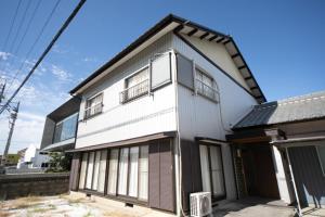 Yokkaichi - House - Vacation STAY 14171 في يوكايتشي: منزل أبيض وأسود مع نافذتين