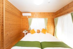 四日市市にあるYokkaichi - House - Vacation STAY 68045vの木製の部屋にベッド1台が備わるベッドルーム1室があります。