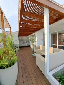 利馬的住宿－VK Loft - Apartamento en Miraflores，客厅铺有木地板,设有木制天花板。
