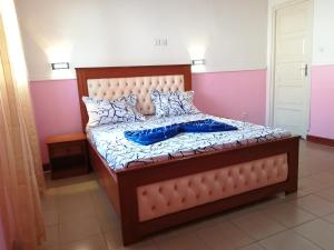 سرير أو أسرّة في غرفة في Appartement meublé 3 chambres Yaoundé Anguissa