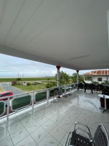 Nieuw NickerieZeedijk Resort Nickerie的阳台配有椅子,享有道路的景色