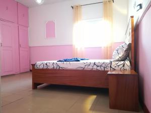 سرير أو أسرّة في غرفة في Appartement meublé 3 chambres Yaoundé Anguissa