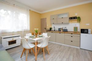 Kuchyňa alebo kuchynka v ubytovaní Parti Sétány Apartman