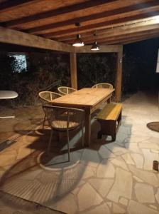 una mesa de madera y sillas en un patio en Fischerhaus 1950 en Le Barcarès