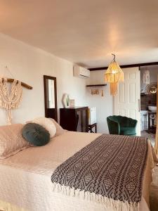 Casa Luce في بويرتو فيجو: غرفة نوم عليها سرير ومخدة