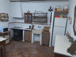 a kitchen with a stove and a refrigerator at Casa de Mirasierra in Bedmar