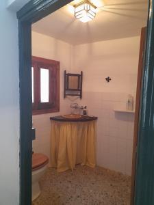 a bathroom with a sink and a toilet at Casa de Mirasierra in Bedmar