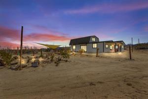 a house in the middle of the desert at Los Tres Coyotes in Twentynine Palms
