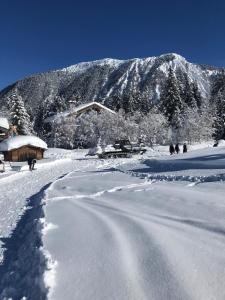 une route enneigée avec une montagne en arrière-plan dans l'établissement Grand Sud, à Courchevel