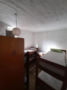Habitación con cama y mesa. en Valle del Yuspe en Cosquín