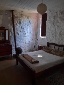 1 dormitorio con cama y ventana en Valle del Yuspe en Cosquín