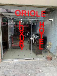 伊斯蘭堡的住宿－Oriole Luxury Hotel，带有词性自动商店的商店前窗