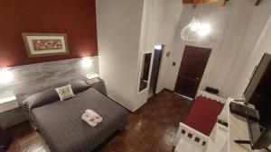 Una cama o camas en una habitación de CEDRO AZUL - Hostería y Cabañas de montaña