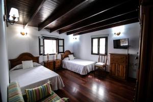 1 dormitorio con 2 camas y TV. en Villa Numama, en Puerto del Rosario