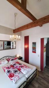 1 dormitorio con 1 cama grande en una habitación en Ferienwohnung Lattenberg, en Bayerisch Gmain