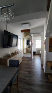 TV a/nebo společenská místnost v ubytování Ferienwohnung Lattenberg