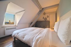 - une chambre avec un lit blanc et une fenêtre dans l'établissement La tête d'Or, UnSéjouràMetz, à Metz