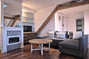 - un salon avec un canapé et une cheminée dans l'établissement La tête d'Or, UnSéjouràMetz, à Metz