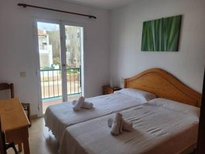 a bedroom with two beds with towels on them at Apartamento 42 en Son Parc. Playa y golf in Son Parc +15 photos