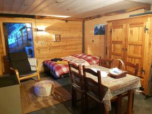 una habitación con una cama y una mesa en una cabaña en Studio l'Étoile, en Saint-Jean-dʼArves