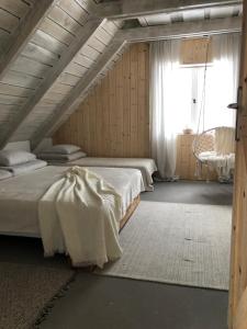 1 dormitorio con 2 camas y ventana grande en Chata na Zielonym Wzgórzu, en Garcz