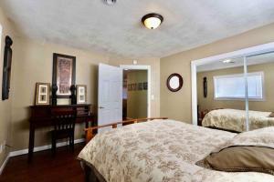 a bedroom with two beds and a desk in it at Luxurious 5 bedroom w pool table in Redmond