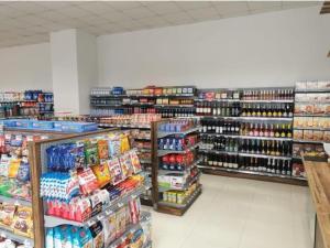 un pasillo de la tienda con mucha comida y bebidas en Tranzzit Airport Apartment II, en Otopeni