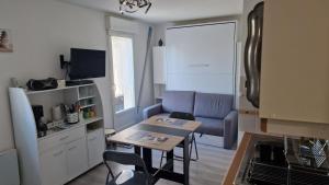 Kuchyňa alebo kuchynka v ubytovaní Grand studio Front de mer ensoleillé avec jardin plein sud accès direct plage