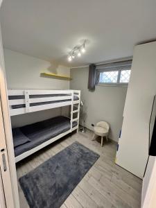 - une chambre avec des lits superposés et un tapis dans l'établissement Gaiola sea house Posillipo, à Naples