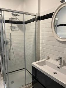 een badkamer met een douche en een wastafel bij Assisi 1461 in Assisi