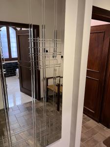 een glazen deur in een kamer met een gang bij Assisi 1461 in Assisi +13 foto's