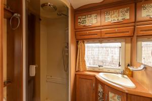 Villaverde的住宿－Villaverde Glamping，一间带水槽和窗户的浴室