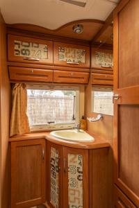 a bathroom with a sink and a window at Villaverde Glamping in Villaverde