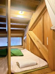 富士宮市にあるGoraikou Sansou Mt Fuji New 7th Station Fujinomiya Routeの小さな家の二段ベッド