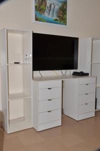 a white desk with a television on top of it at Villa Luxueuse à Ouakam in Dakar