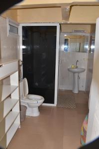 łazienka z toaletą i umywalką w obiekcie Villa Luxueuse à Ouakam w mieście Dakar