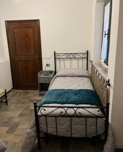 een slaapkamer met een bed en een houten deur bij Assisi 1461 in Assisi
