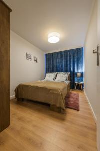 sypialnia z łóżkiem z niebieską zasłoną w obiekcie Apartament Pod Dwójką w Bielsku Białej