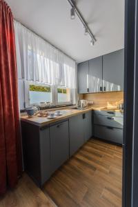 Kuchnia lub aneks kuchenny w obiekcie Apartament Pod Dwójką