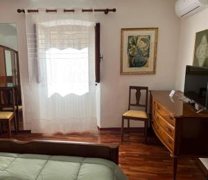 een woonkamer met een raam en een dressoir bij Assisi 1461 in Assisi