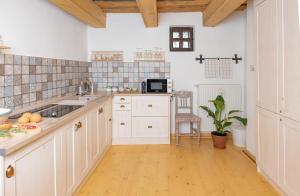 Kuchyňa alebo kuchynka v ubytovaní Kégli apartmanok és fürdőház Hollókő + 14 fotografií