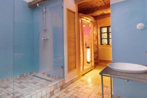 Ett badrum på Kégli apartmanok és fürdőház Hollókő