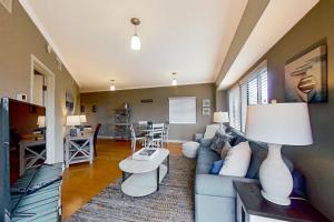 sala de estar con sofá azul y mesa en Forest Beach Villas 425, en Hilton Head Island