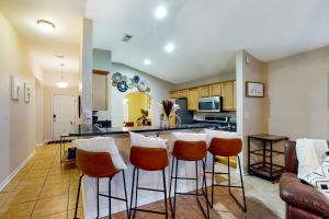 een keuken met een bar met krukken en een bar bij The Pensacola Sanctuary in Pensacola