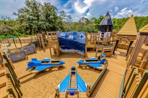een speeltuin met blauwe stoelen en een glijbaan bij The Pensacola Sanctuary in Pensacola