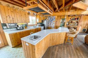 una cocina con armarios de madera y fregadero en Erie Street Retreat, en Ocean Bay Park
