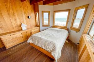 1 dormitorio con 1 cama y 2 ventanas en Erie Street Retreat, en Ocean Bay Park