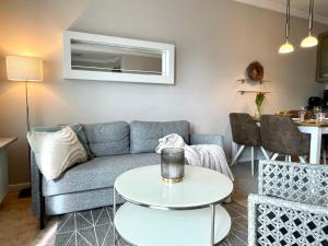 uma sala de estar com um sofá e uma mesa em Bellevue 16 KaMare - direkte Strandlage em Scharbeutz
