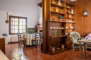 a dining room with a table and chairs at Dehesa Vieja Casa Rural in Alarcón